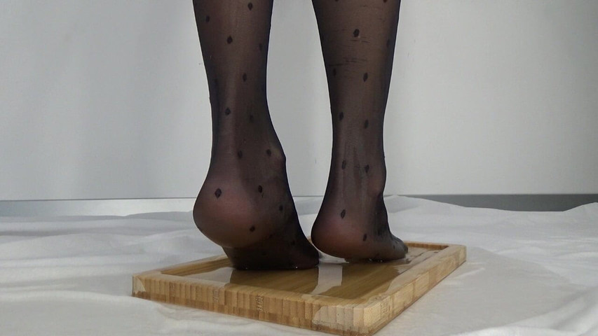 I Pee on My Beautiful Feet in Stockings (Anna bust) I Pee on My Beautiful Feet in Stockings (Anna bust)