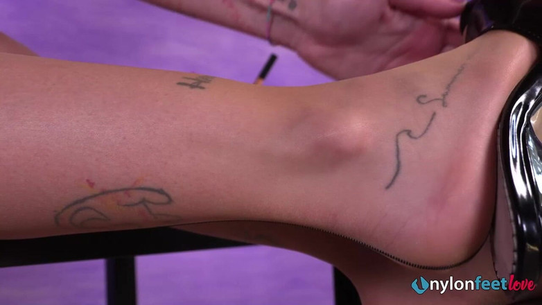 Best Nylon Feet Videos: 그녀의 유혹하는 발목을 염좌 문신 사무실 노동자