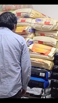 Stok yapmak için depoyu kontrol etti ve beni sikmeyi umursamıyor