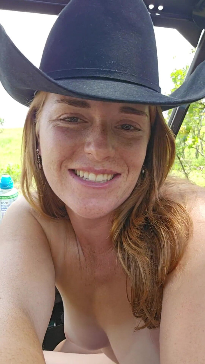 NaughtyRedFarmgirl: Zrzka šuká zadek a chlupatou kundičku venku Tvrdě stříká