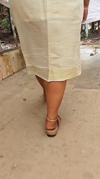 Clássica menina indiana vestida ficando nua usando apenas jóias
