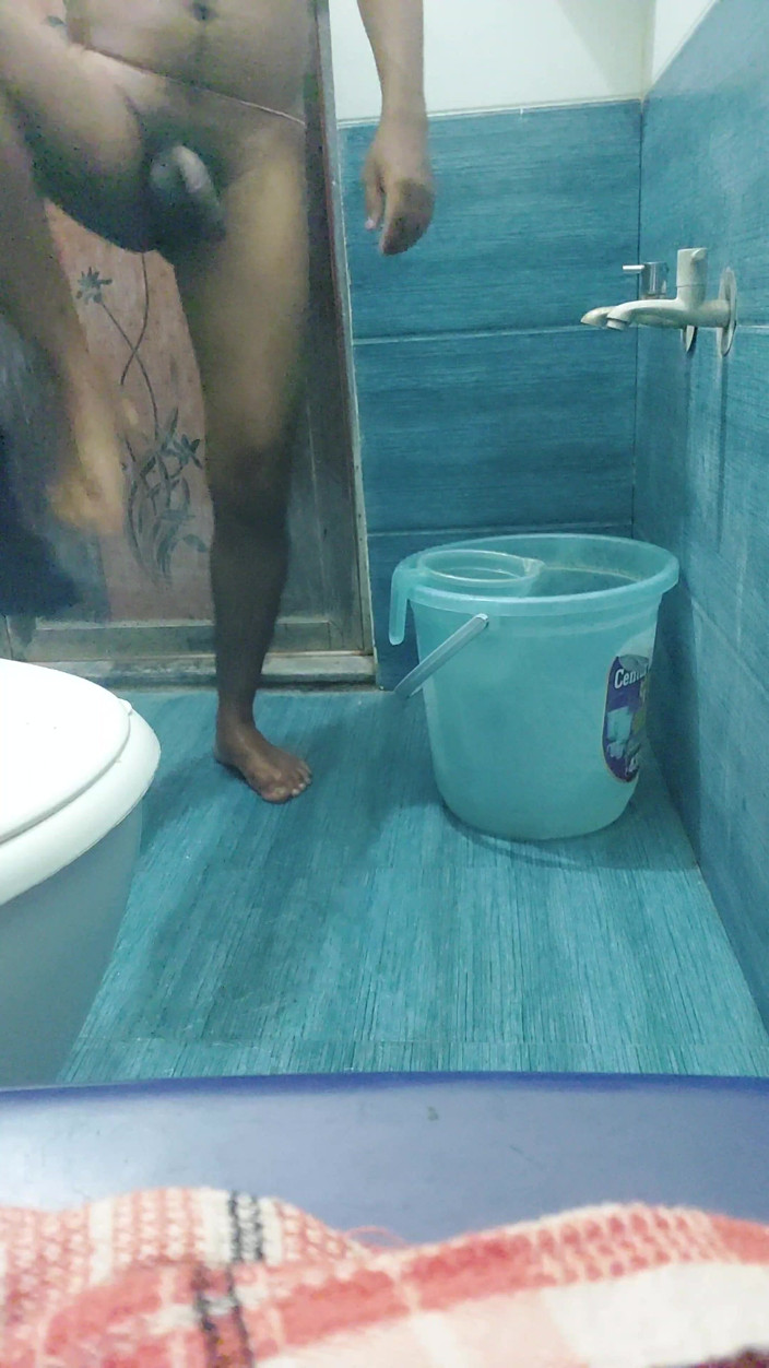 PujaRay2024: Dans la salle de bain, Amit se souvient de sa...