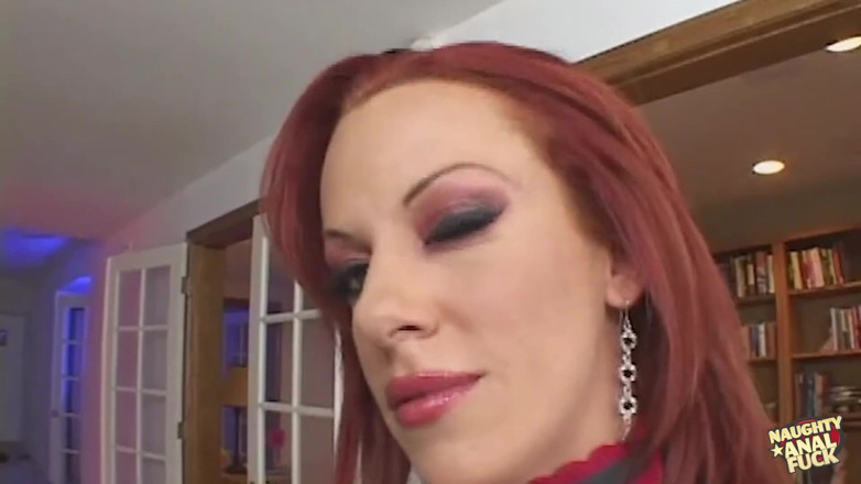 Naughty anal fuck: Une rousse ringarde explore le plaisir de la lingerie à la...