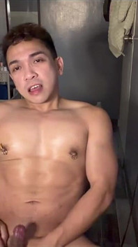 Pinoy Musculare Twink masturbează după antrenament, inclusiv joc cu sfârcuri