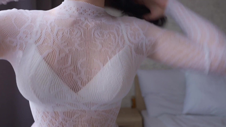 Tori Diamond: Üvey anne seksi beyaz mini elbiseyi deniyor