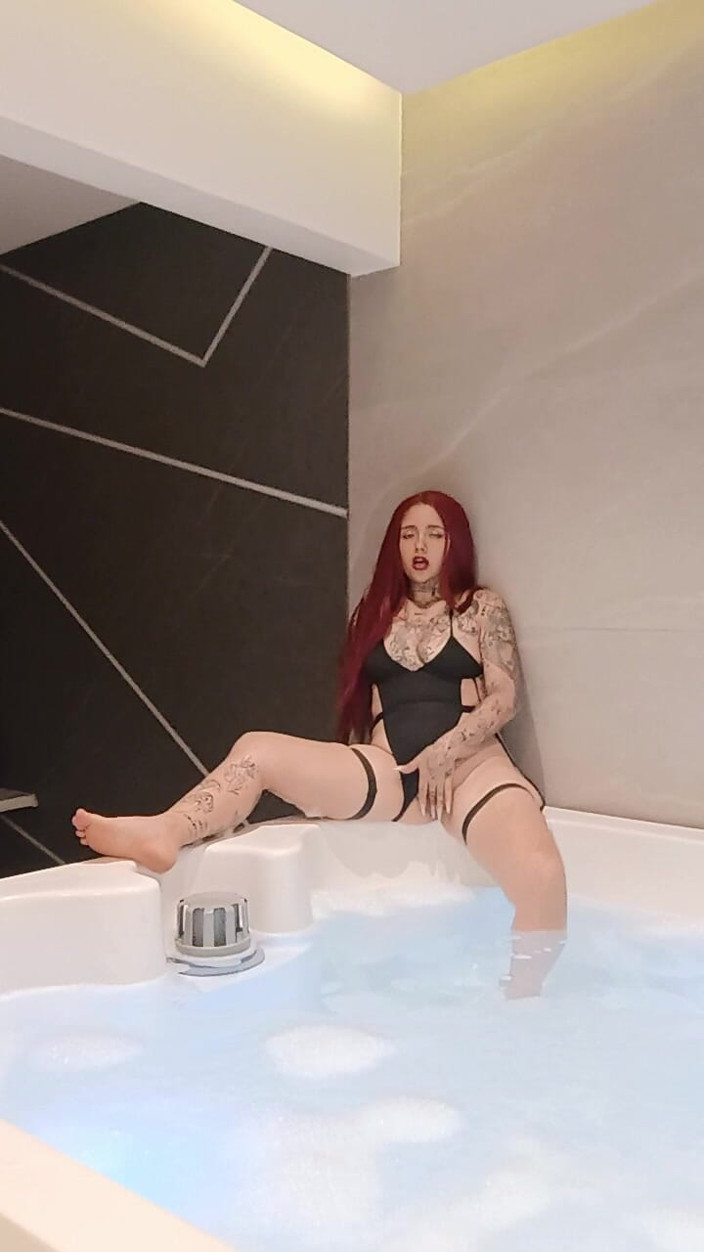 Dalyla: Руда в Jakuzzi Alone