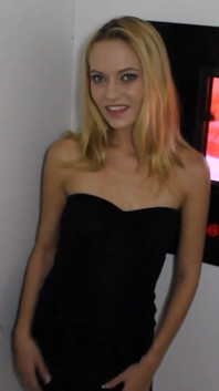 Blondă minionă suge pula Michelle Honeywell Pussy N Mouth Futai în gloryhole spermă neagră prea!