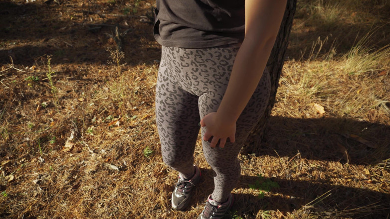 Teasecombo 4K: Dziewczyna dokucza Jej Wielkie Cameltoe w leginsach Leopard na zewnątrz