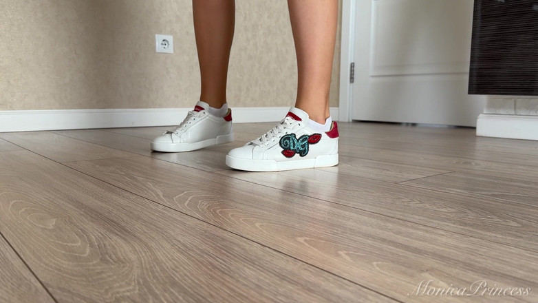 Princess Monica: Mis zapatillas se realizan y susurran feliz cumpleaños golpeando