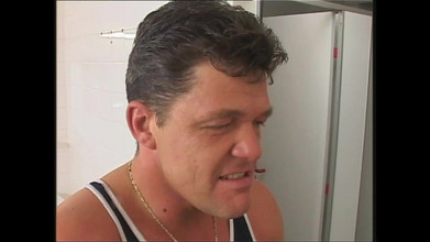 Purzel Official: Versaute brünette mit kurzen haaren wird von klempner in der öffentlichen...