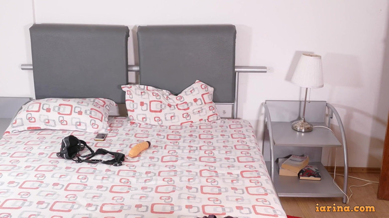 Iarina: Nana sexy si masturba a lungo con un dildo