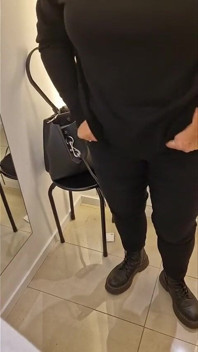 Geile ehefrau mit strumpfhose beim shoppingmall