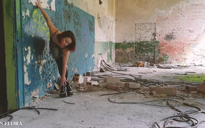 Miss Flora: Botas, jeans y provocación aplastante en un edificio abandonado