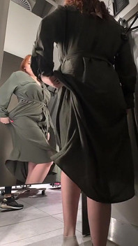 Dulce milf tetona se cambia de ropa y se prueba diferentes atuendos mientras se toca