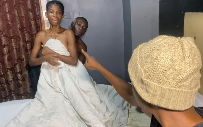 Moonlight blues: Миниатюрную сквиртующую домохозяйку застукали с поличным тайком по траху большого черного члена