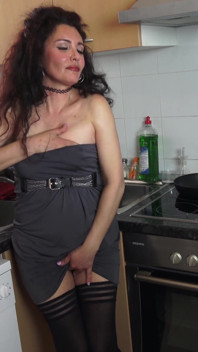 Spaniolă obraznică matură Zazel Paradise căuta o legumă mare cu care să se joace!