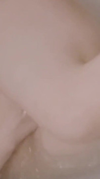 Masturbation dans la salle de bain
