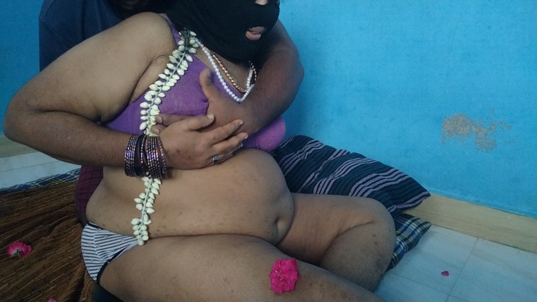 Tamil lesbian: Latte di rosa che nutre tette calde e succhia cazzo
