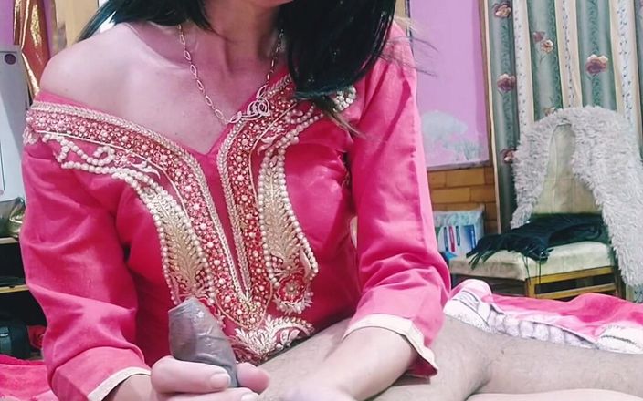 Bolly Karma: Versaute MILF mit weichen händen kümmert sich gut um bbc