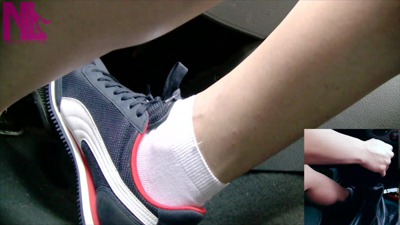 Nyllady: Dirigindo em Tênis Nike azul e meias brancas