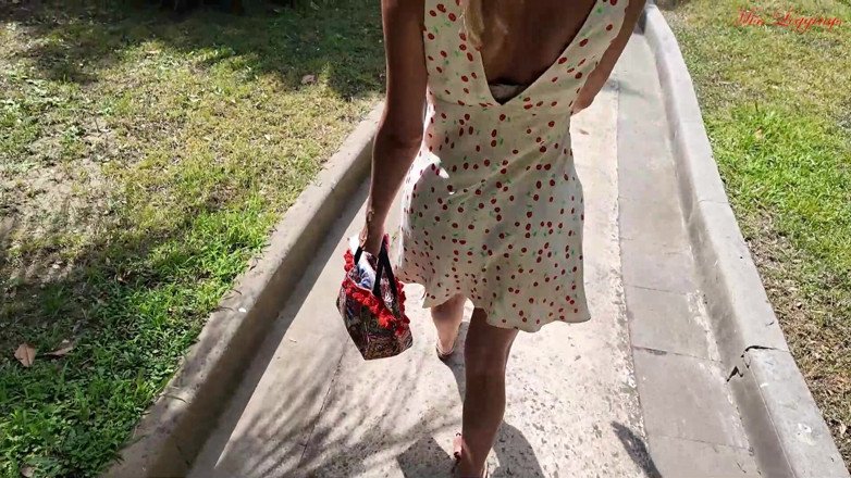 MissLeggings: 공원에서 산책하는 동안 순진한 의붓아빠를 자극하는 핫한 계모. 자지를 원하는 여자가 집에 돌아오면