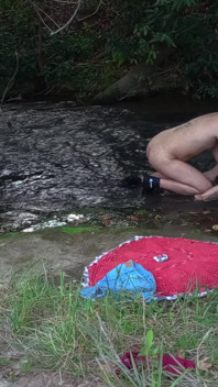 Die Begegnung mit einem Fremden an einem Wasserfall endet mit Sex.