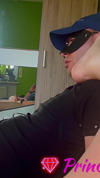 Vedere la persoana 1 cu labă cu picioarele, sexy, mirosind spermă pe picioare