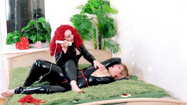 Arya Grander: Nô lệ đồng tính nữ chơi thô bạo làm tình nóng...