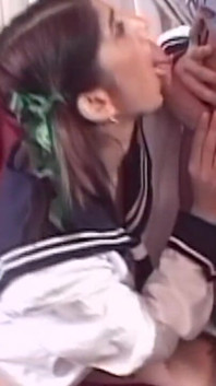 แม่น่าเย็ดผมสีน้ําตาลแดงผู้ใหญ่ขี่คนรักอย่างดุร้าย