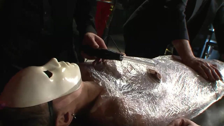 Absolute BDSM films - The original: Ketteder, demütigender sklave auf einer lesbe geführt