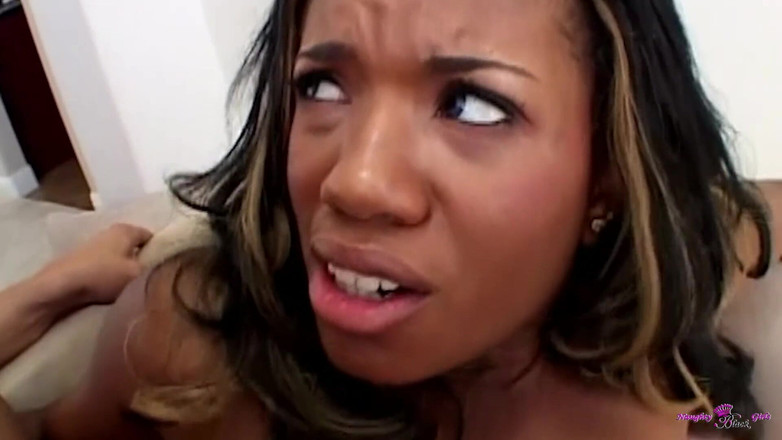 Naughty Black Girls: 彼女はアナルの不倫に関わるが、最終的には異人種間のスリーサムに巻き込まれてしまう