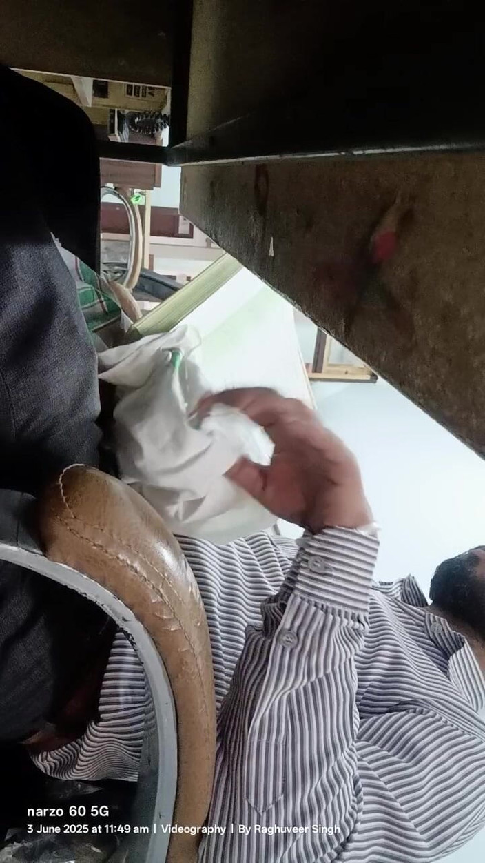 Rajasthani-old-lover: Hintli üvey baba ofiste ustalaşmanın tadını çıkarıyor