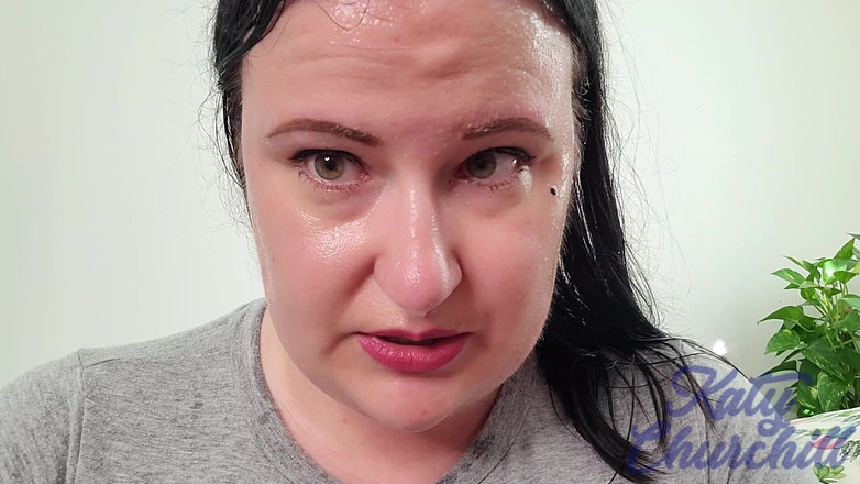 Katy Churchill: Katy zpocená, kapající obličej a prsa