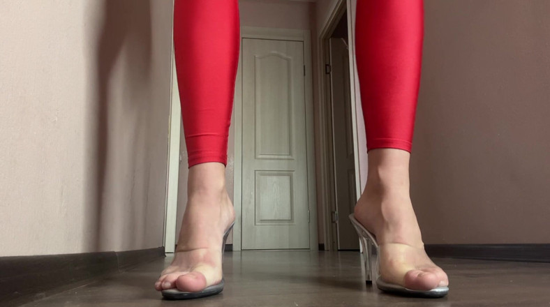 Skinny_lady69: 라텍스와 레드 레깅스의 Asmr 여주인이 방을 가로질러 보폭을 넓혀