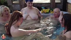 Lily kink: Waterbabes: O Gangbang Reverso Da Banheira De Hidromassagem