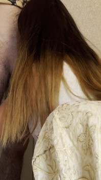 Fotto la figa della mia ragazza bloccata sul divano e glielo metto in bocca