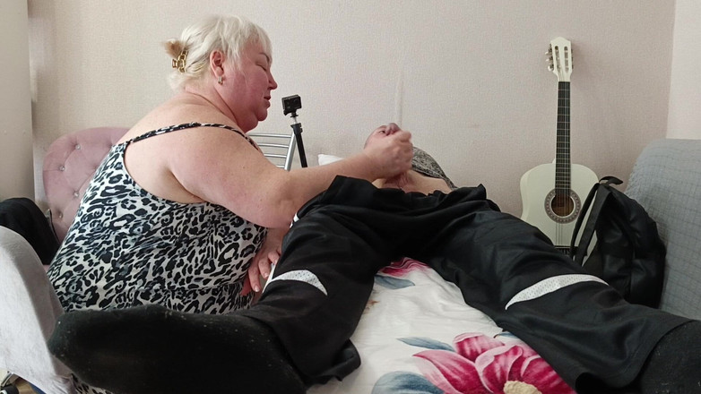 Zona901: Macecha přišla kouřit, aby spolkla část spermatu