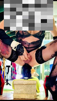 Femboy comel dalam pakaian dalam hitam mengongkek dildo dubur raksasa
