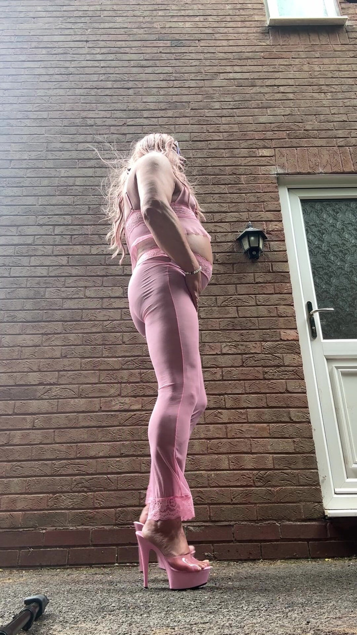 Kellycd2022: セクシーな女装家ケリード2022ピンクの衣装とヒール