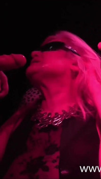 Mamă sexy cu 2 tineri într-un club de schimb de parteneri