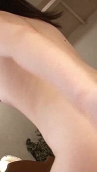 偷拍阴毛浓密的苗条亚洲少女被继兄干