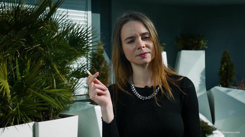 Russian Smokers: Молода російська дівчина курить сигарети на березі моря