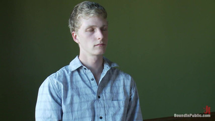 Bound in public: Dva chlapci se zvyknou na veřejné toaletě