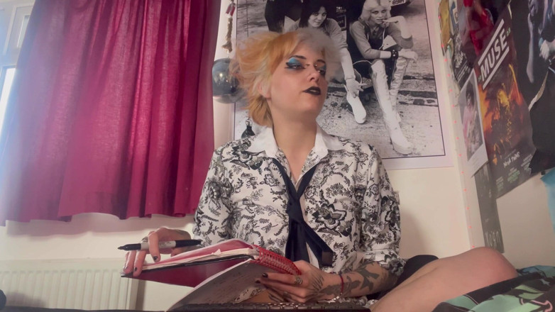 Glitterqueen1999: Готична офісна працівниця має серце та ресус