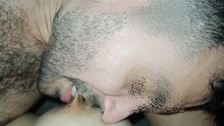 Kriztalyaram: Kocam büyük doğal göğüslerimle emzirmeye bağımlı, bu yüzden hep oynamasına...