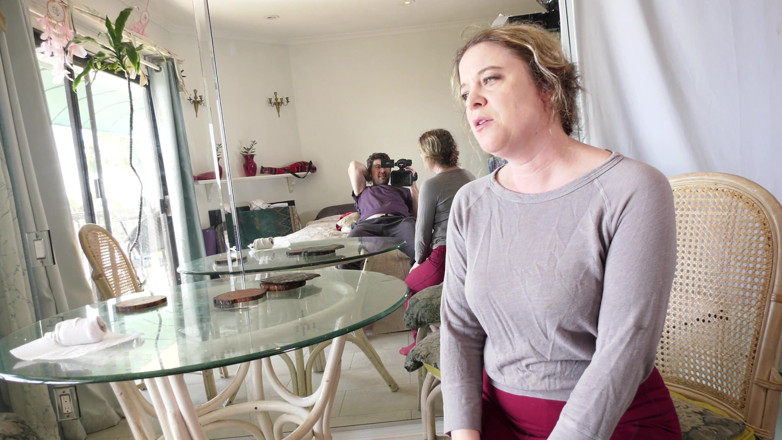 Erin Electra: Mama vitregă vrea să se asigure că fiul vitreg nu...