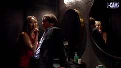 J-Cams: 真紅の輝きの下で、アオリアライズは静かな炎のように咲きます。- 1