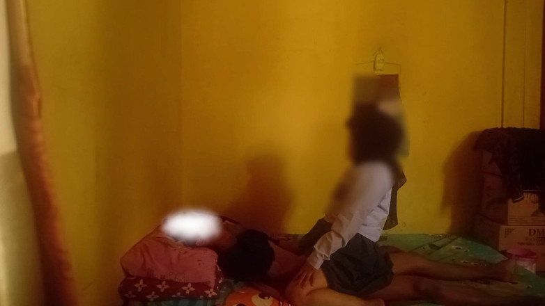 Famly sex: 大学から帰宅したティーンエイジャーが、誰もいないのに自分の継父の家にいる