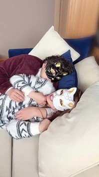 Na pohovce v místnosti pro aféry si oba vášnivě políbí a začnou mít sex, aby sdíleli svou hlubokou lásku.