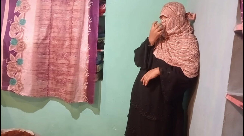 Gulaab: Tesettürlü Müslüman seks Hintli büyük memeli kız arkadaşı tarafından sikişiyor